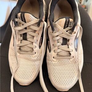 Brooks Adrenaline gts 22 size 8.5